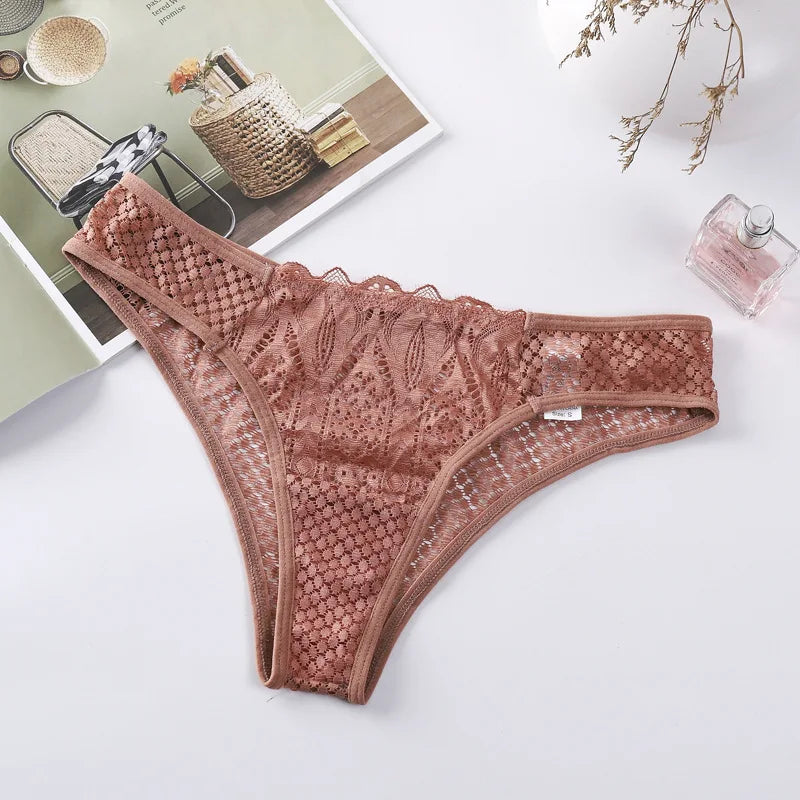 Culottes transparentes en dentelle sexy, taille basse, sans coutures, style culotte à crochets. Lingerie féminine.