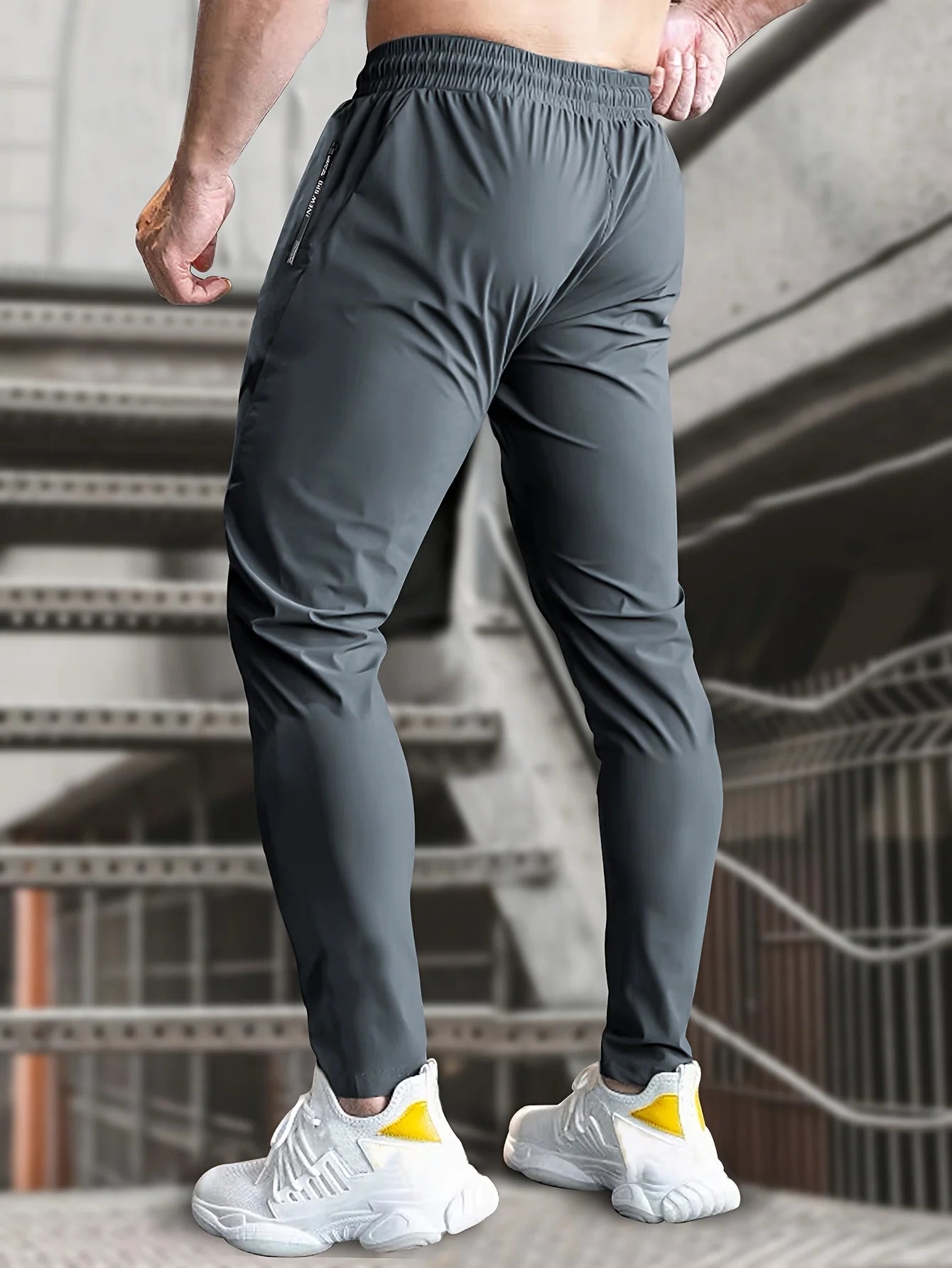Pantalon de jogging homme, idéal pour la pêche. Modèle en soie glacée extensible avec poches zippées. Pantalon de sport respirant et élastique. Idée cadeau pour homme.