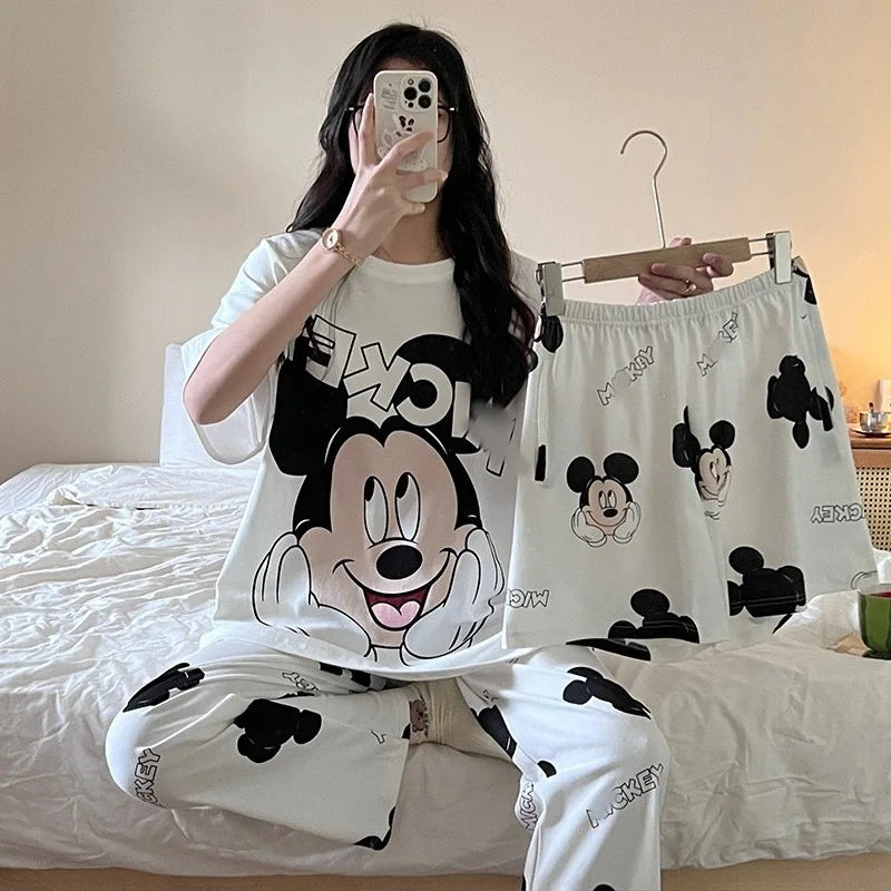 Ensemble pyjama d'été pour femme, col rond, trois pièces : manches courtes, short et pantalon. Motif dessin animé.