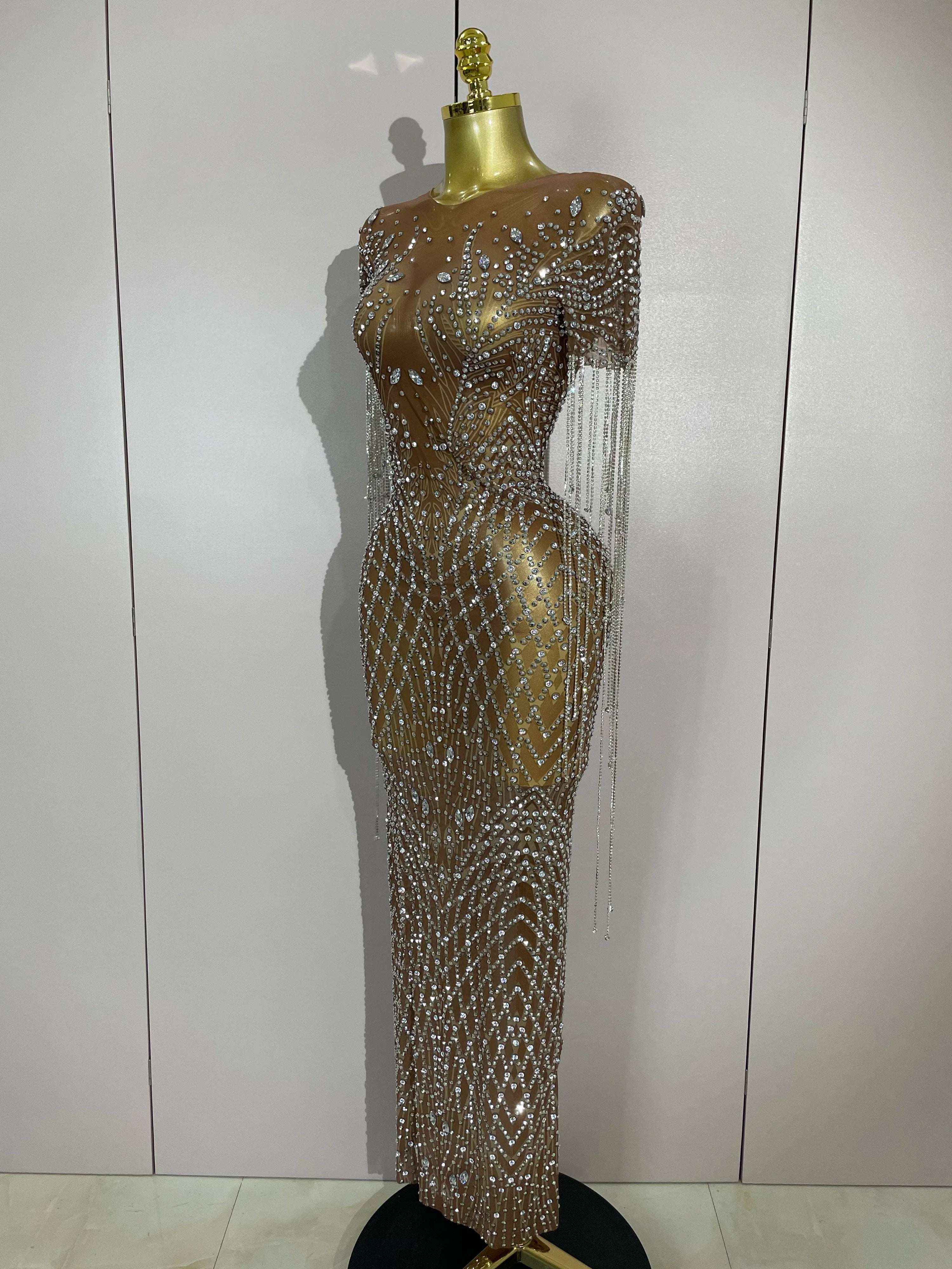 Robe longue de soirée luxueuse en tulle transparent extensible, ornée de strass scintillants et de franges, idéale pour célébrer un anniversaire ou pour des costumes de scène sexy.