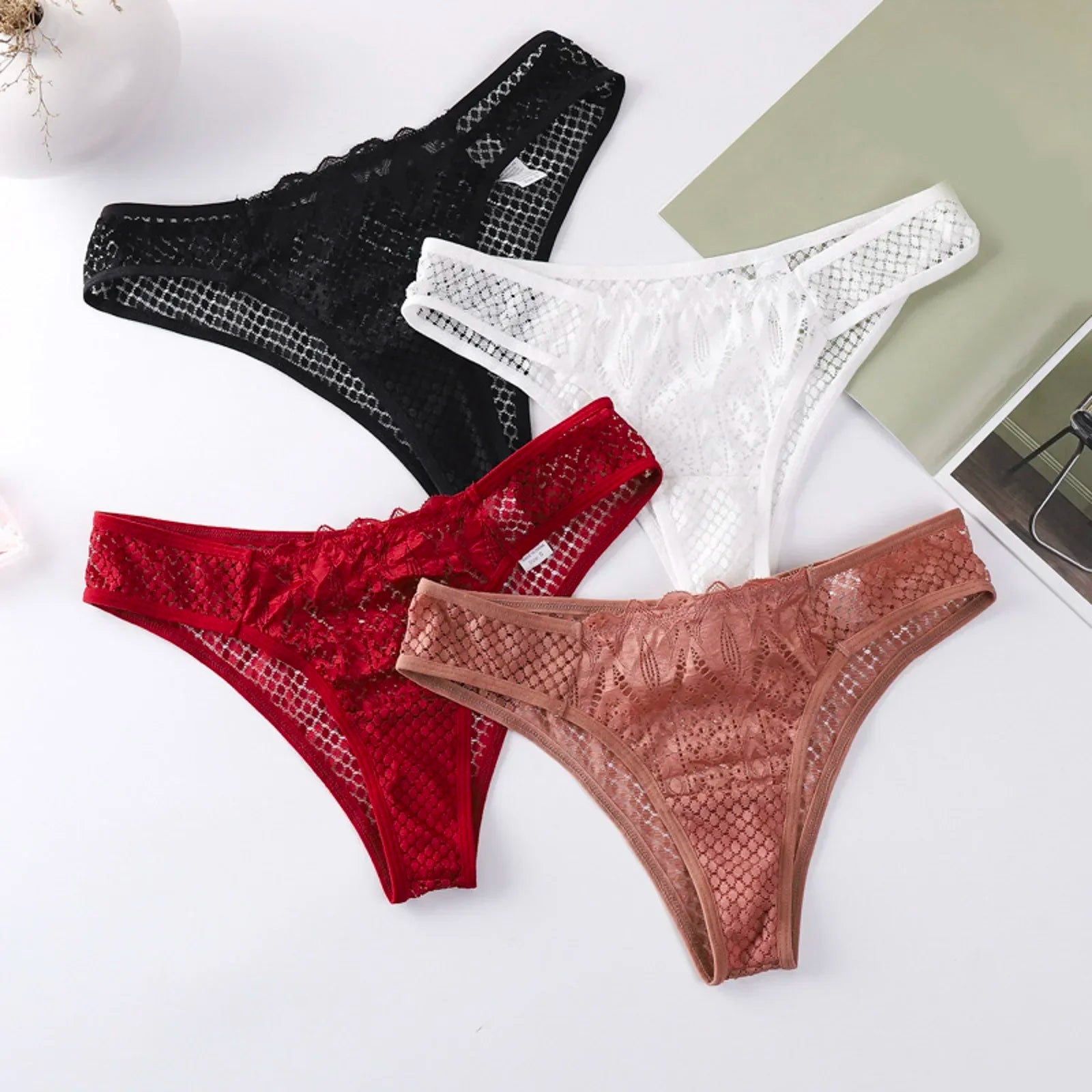Culottes transparentes en dentelle sexy, taille basse, sans coutures, style culotte à crochets. Lingerie féminine.