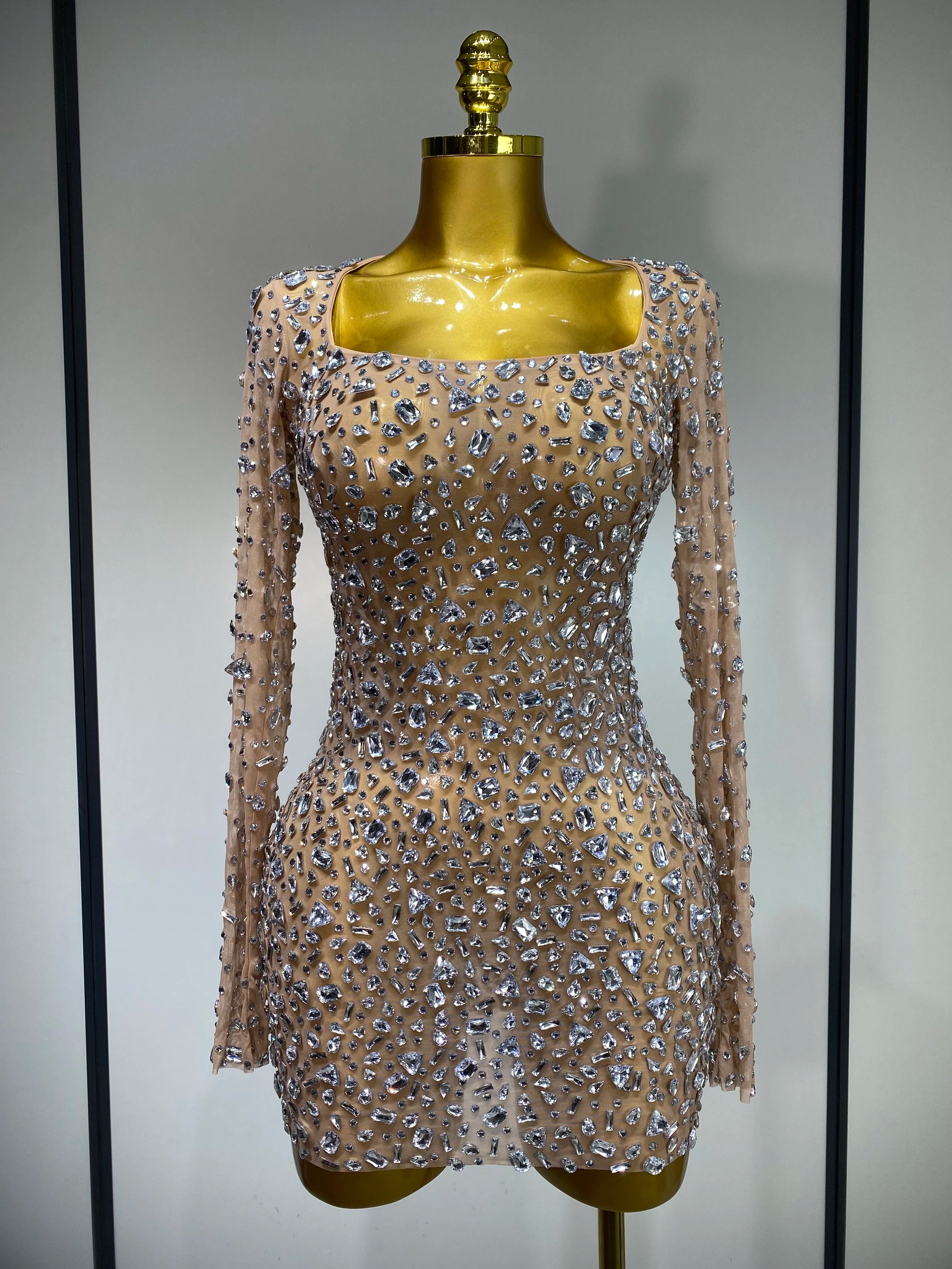 Robe courte élégante à strass scintillants, idéale pour une soirée de célébrités, un bal de promo, une tenue de scène en boîte de nuit ou un anniversaire de luxe.