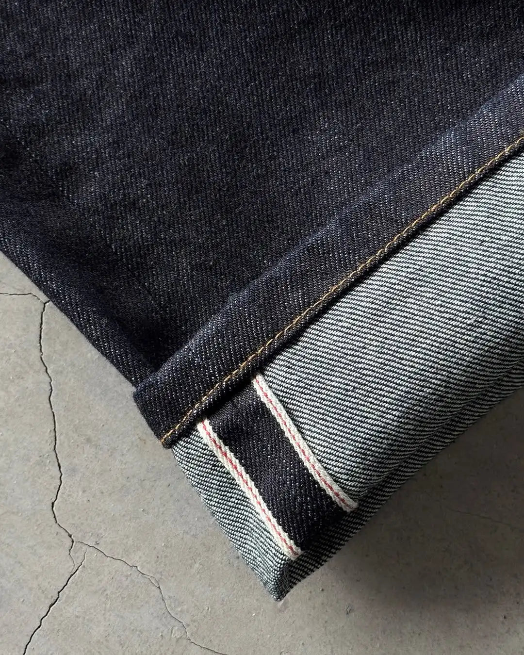 Jean homme brodé Sakura, coupe slim droite, délavage clair, coton stretch, style streetwear décontracté, plusieurs tailles disponibles.