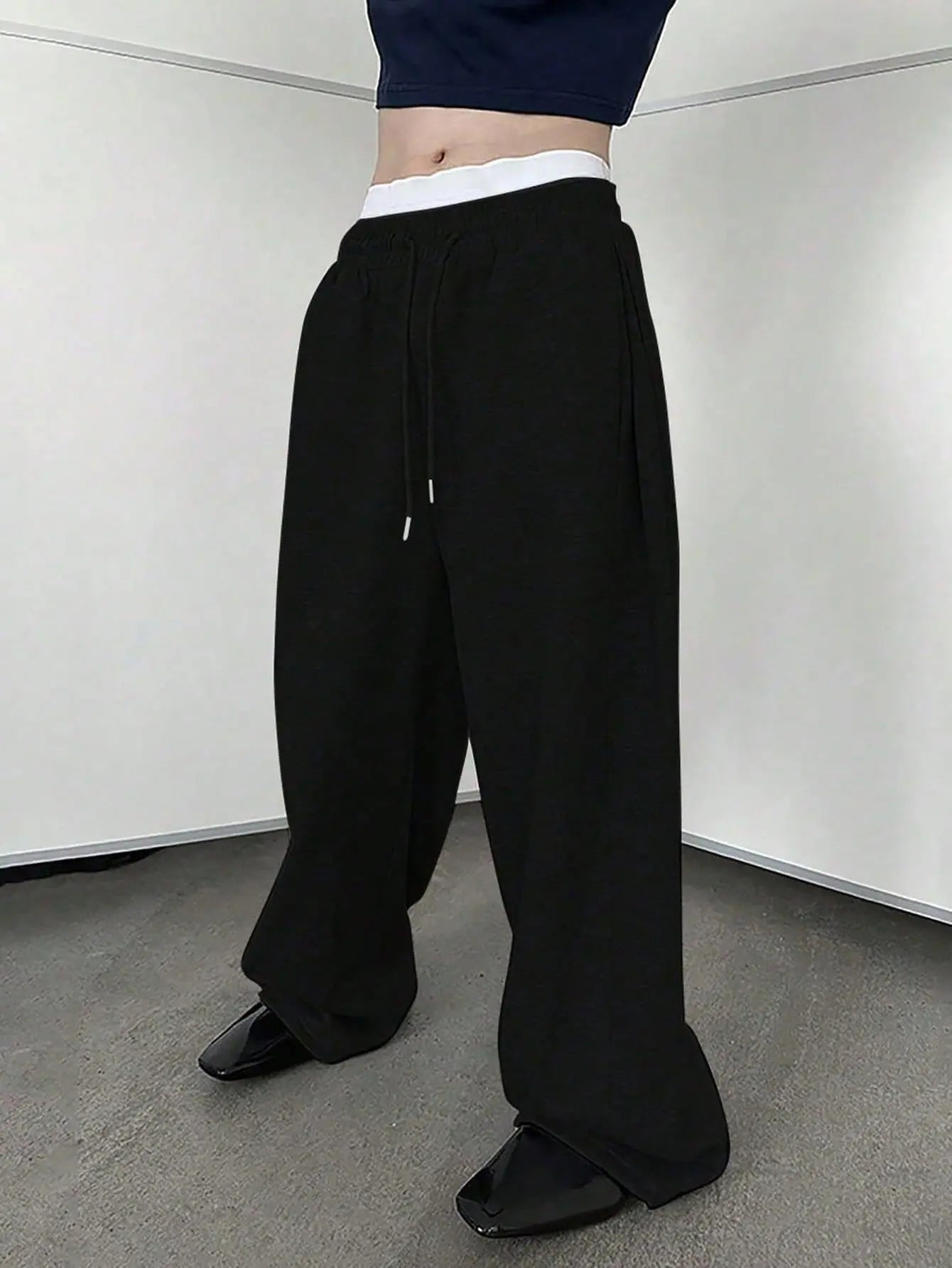 Pantalon de jogging pour homme, coupe droite, idéal pour le sport et la mode urbaine. Pantalon ample et décontracté avec cordon de serrage et plusieurs poches.