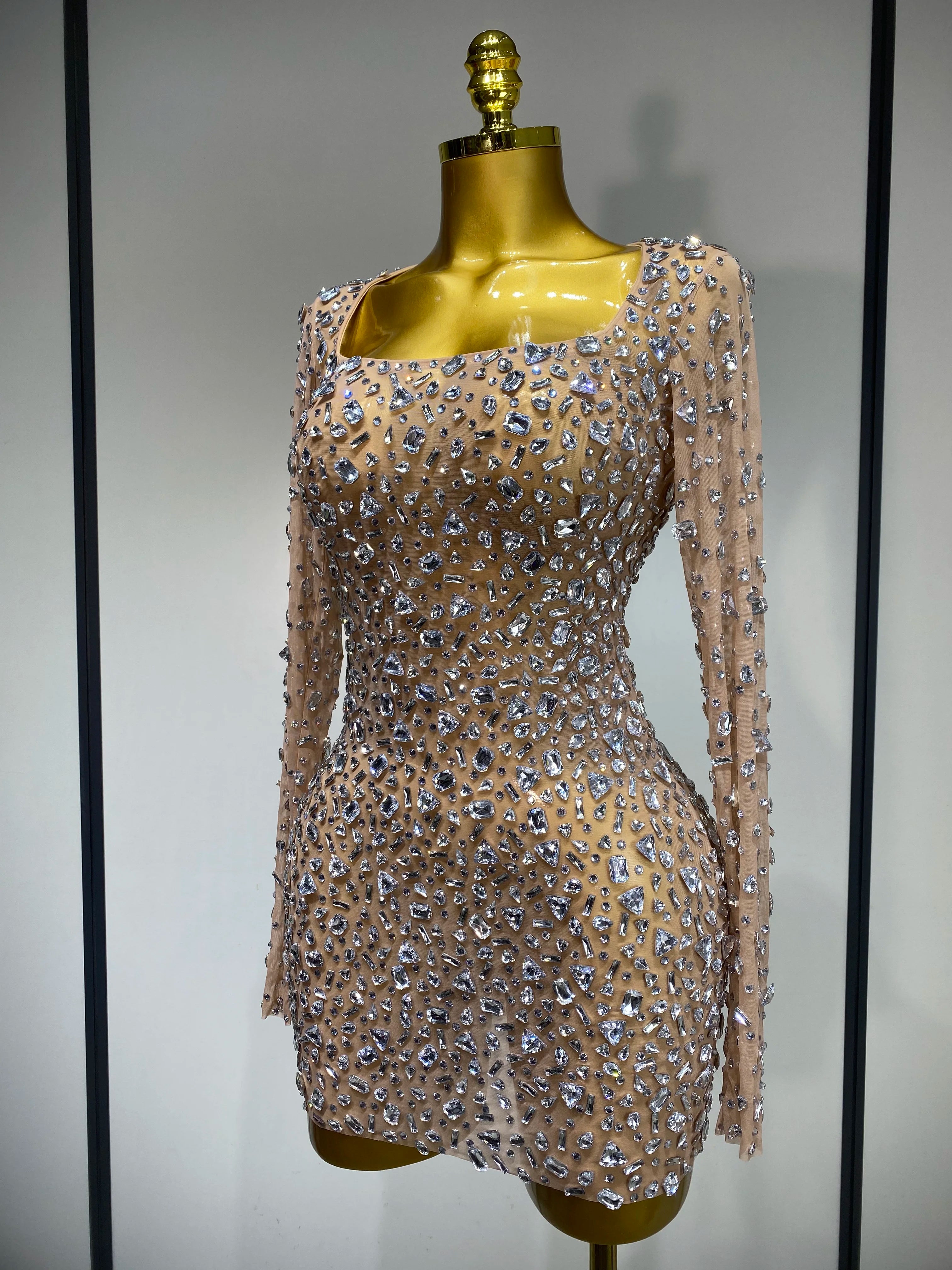 Robe courte élégante à strass scintillants, idéale pour une soirée de célébrités, un bal de promo, une tenue de scène en boîte de nuit ou un anniversaire de luxe.