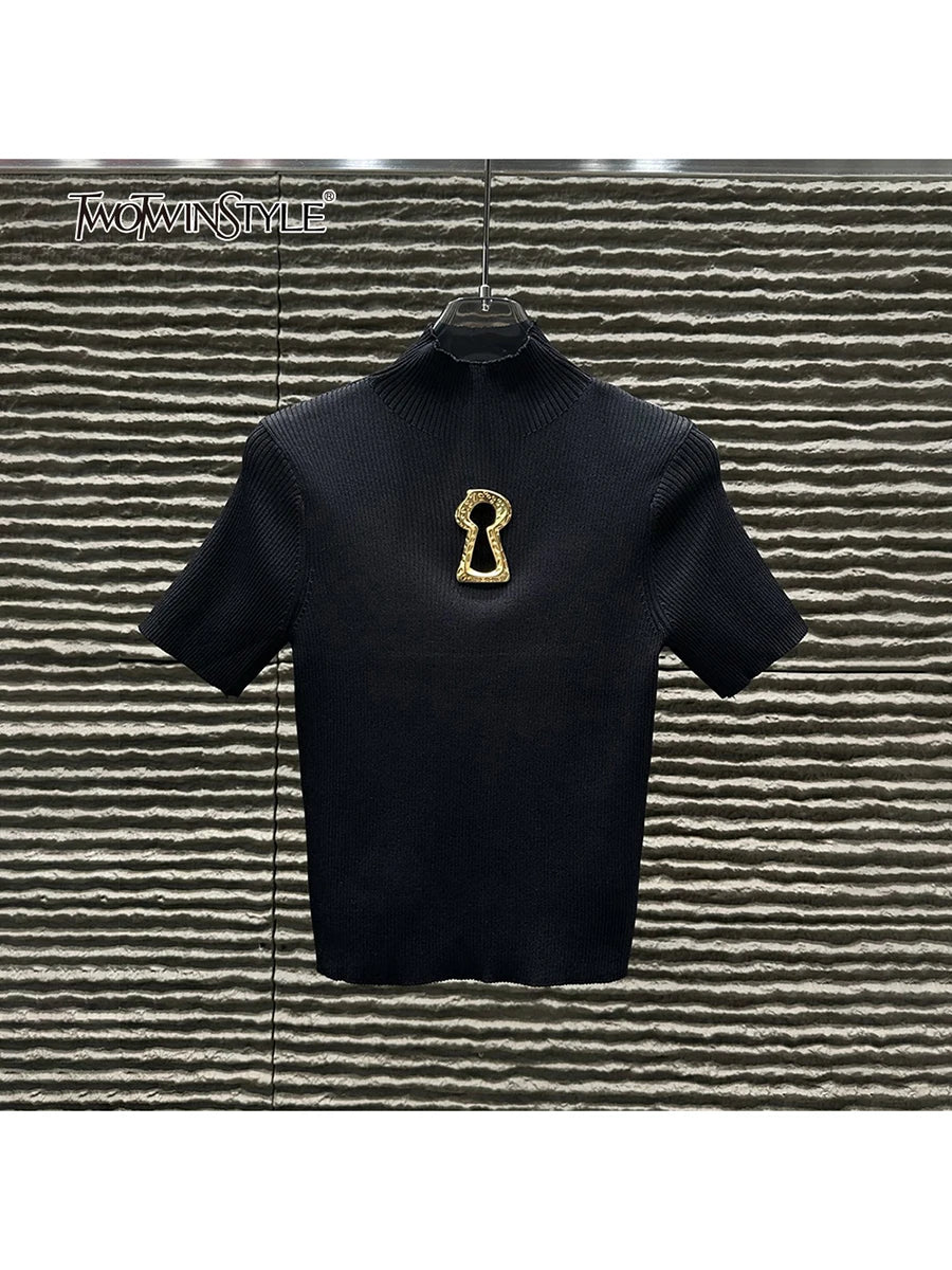T-shirts TWOTWINSTYLE pour femmes, col roulé, manches courtes, style minimaliste, coupe amincissante, ornés d'une boucle métallique ajourée (collection femme 2025)