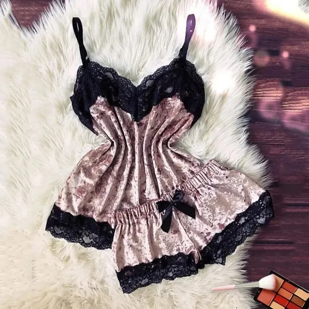 Ensemble de pyjama d'été en dentelle et satin sexy pour femme, composé d'un haut court et d'un short. Vêtement d'intérieur et de détente.