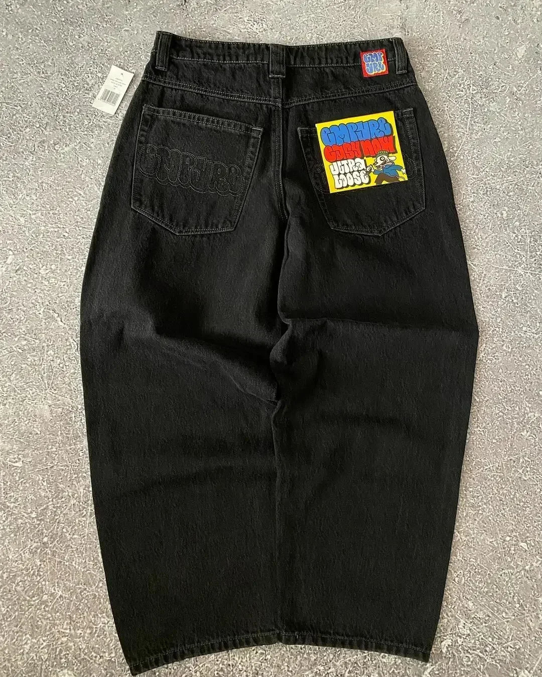 Jean homme brodé Sakura, coupe slim droite, délavage clair, coton stretch, style streetwear décontracté, plusieurs tailles disponibles.
