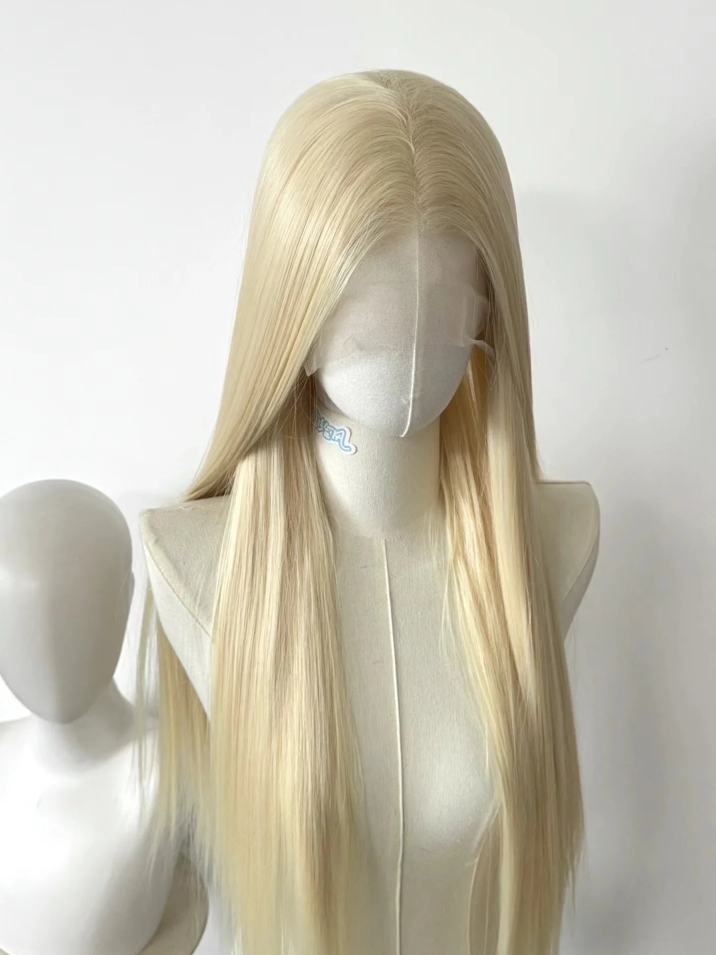 Perruque rose clair pour femme, perruque frontale en dentelle 13x4, 66 cm de long, lisse, en fibres synthétiques douces et naturelles résistantes à la chaleur, perruque cosplay