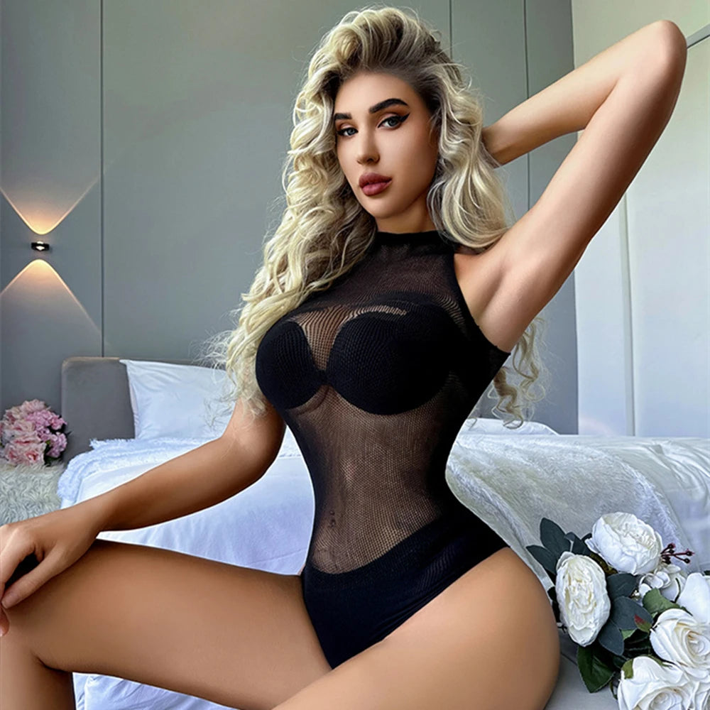 Nouvelle tenue de soirée tendance : body sexy en résille transparente ajourée, combinaison moulante et érotique.