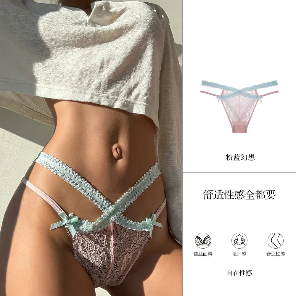 Culotte sexy pour femme SP&CITY, taille basse, avec nœud transparent et entrejambe en coton doux et fin, ornée de dentelle et de bandes croisées.