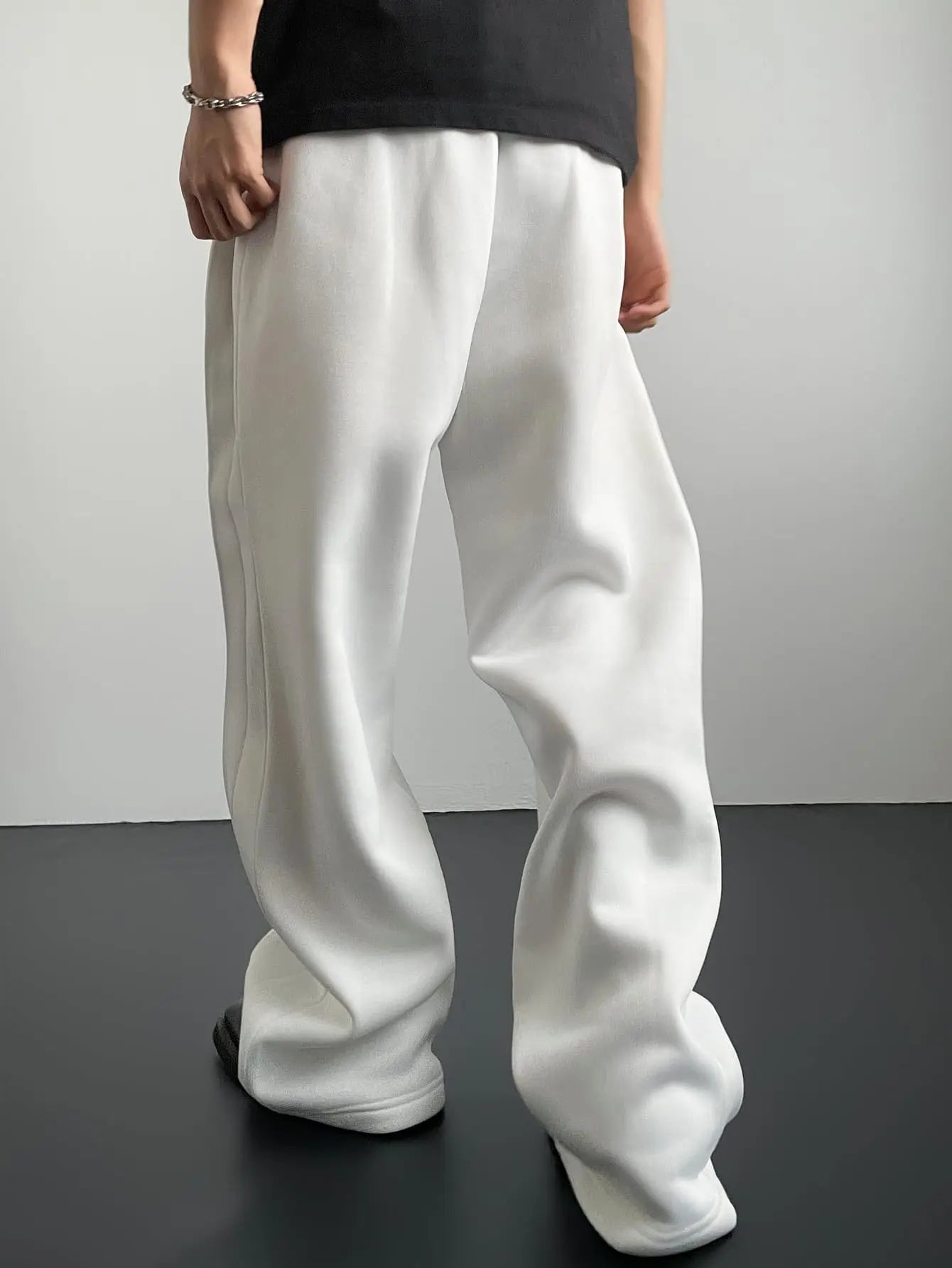 Pantalon de jogging pour homme, coupe droite, idéal pour le sport et la mode urbaine. Pantalon ample et décontracté avec cordon de serrage et plusieurs poches.