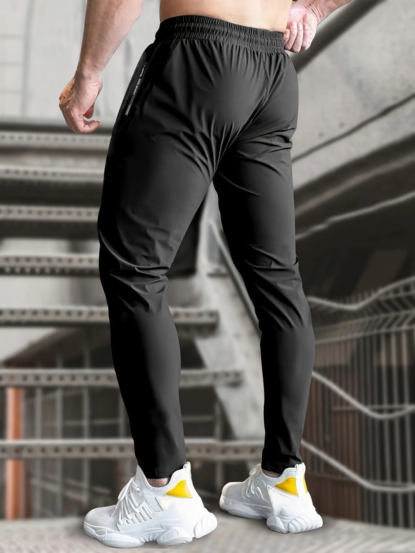 Pantalon de jogging homme, idéal pour la pêche. Modèle en soie glacée extensible avec poches zippées. Pantalon de sport respirant et élastique. Idée cadeau pour homme.