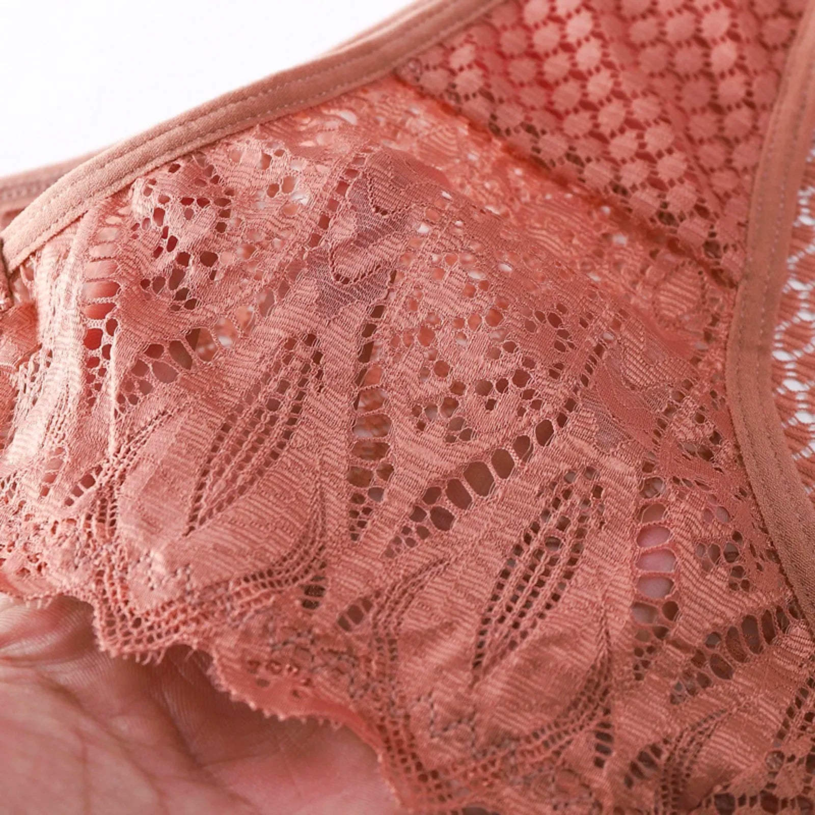 Culottes transparentes en dentelle sexy, taille basse, sans coutures, style culotte à crochets. Lingerie féminine.