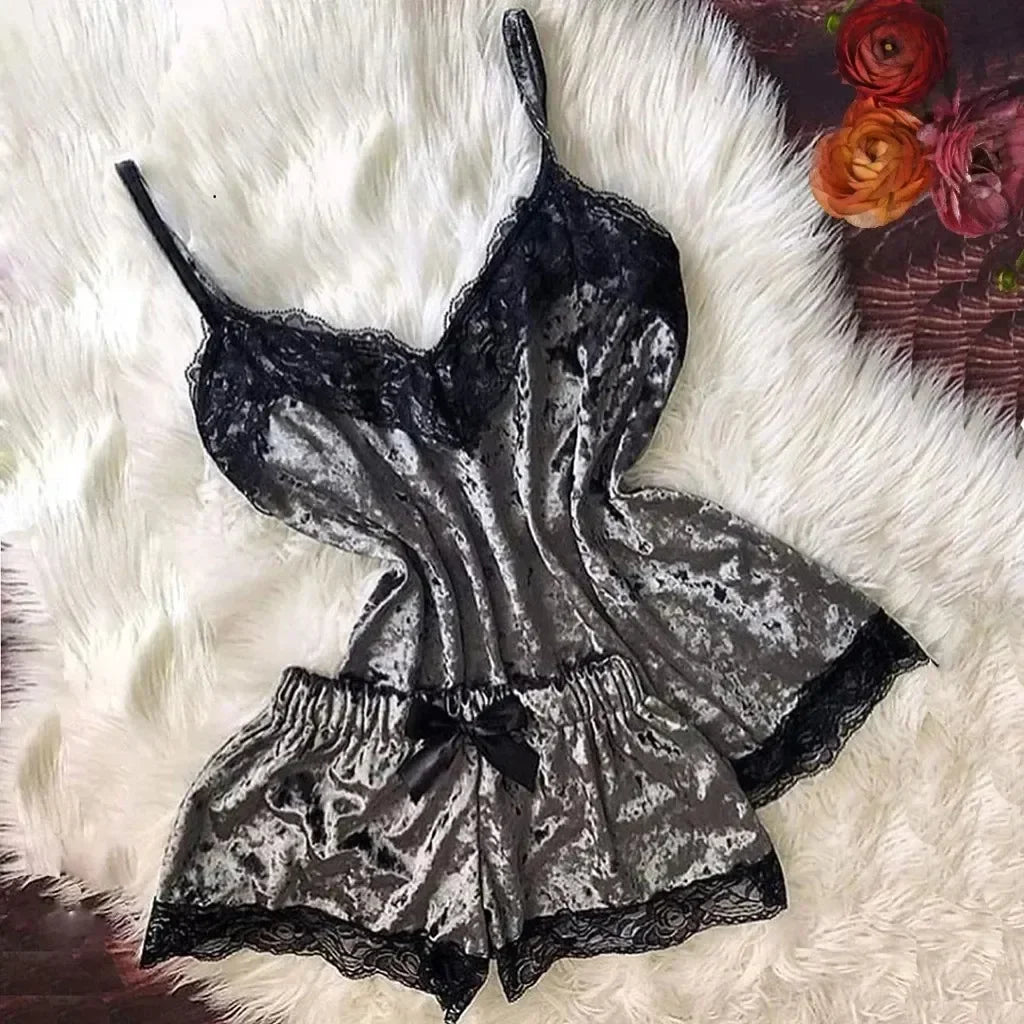 Ensemble de pyjama d'été en dentelle et satin sexy pour femme, composé d'un haut court et d'un short. Vêtement d'intérieur et de détente.