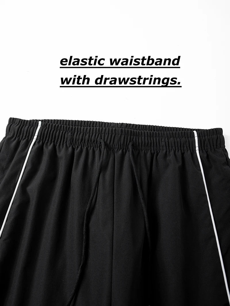 Pantalon de sport tendance pour homme, avec lignes, idéal pour la salle de sport et la course à pied. Poches latérales, séchage rapide et respirant.