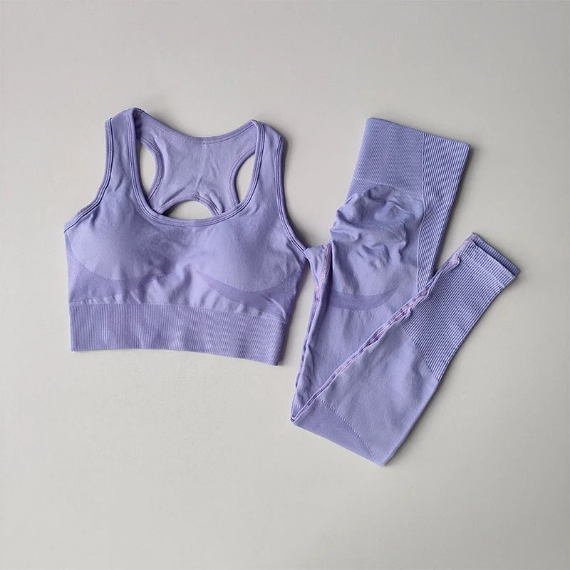 Ensemble de sport sans coutures pour femme : pantalon de yoga taille haute et brassière de sport avec coussinets amovibles pour un effet push-up fessier, idéal pour la course et l'entraînement.
