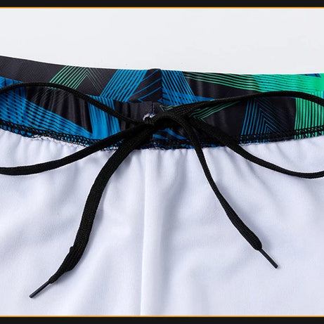 Short de bain homme YUKE, taille asiatique, longueur genou, idéal pour la compétition et l'entraînement. Séchage rapide, imprimé.
