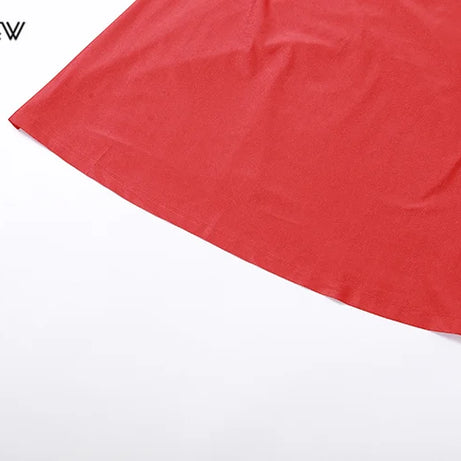 Robe longue Nibber rouge brillante à fines bretelles, dos nu, décolleté froncé, style hipster streetwear, femme.