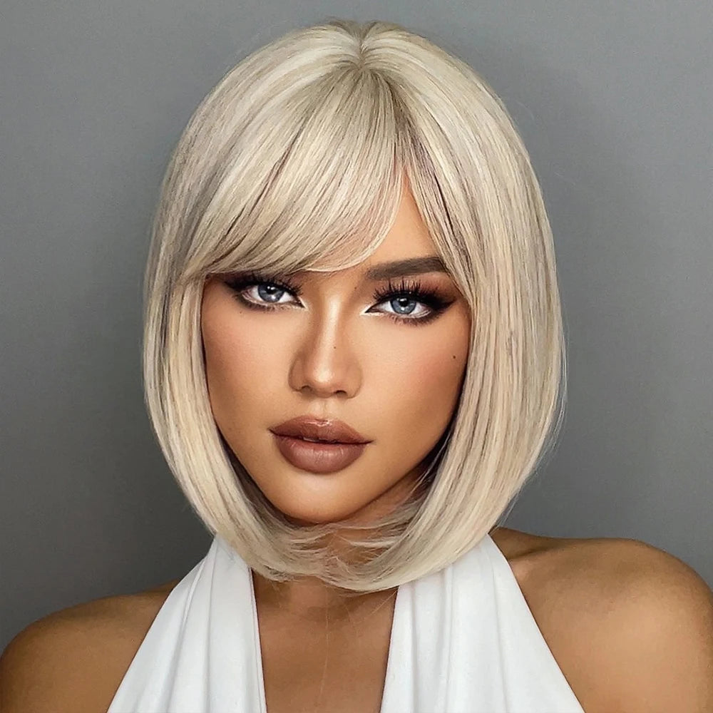 Perruque synthétique blanche, blonde et grise avec frange, coupe courte et lisse, idéale pour le cosplay et le quotidien. Cheveux naturels et résistants à la chaleur.
