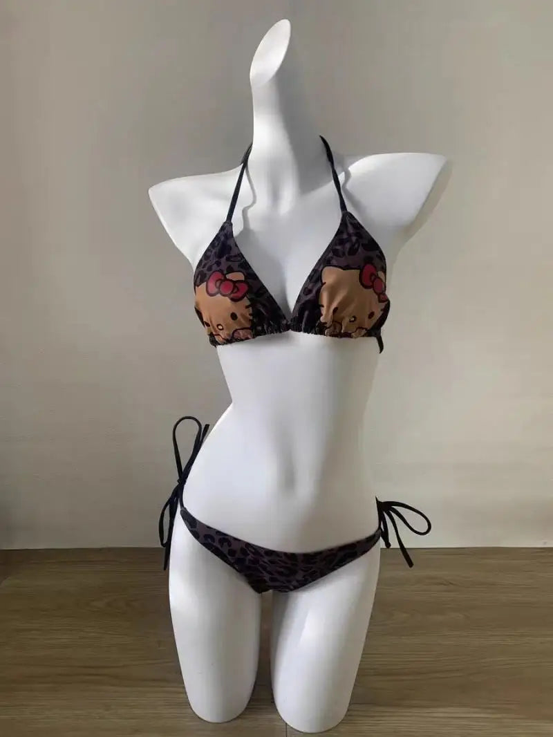 Maillot de bain Hello Kitty Sanrio imprimé léopard, 3 pièces, mignon, dos nu, pour les vacances, idéal pour les petites filles.