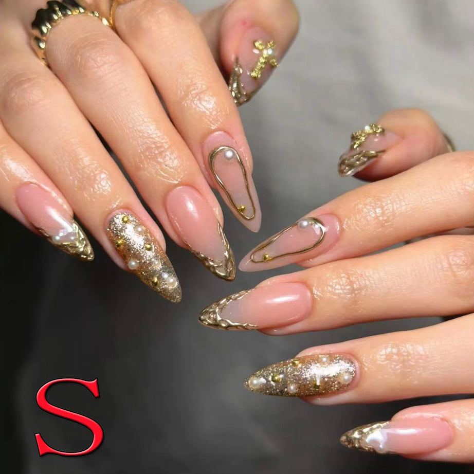 Lot de 10 faux ongles courts carrés à pointe française et strass, couleur nude, avec paillettes dorées et imprimé léopard.