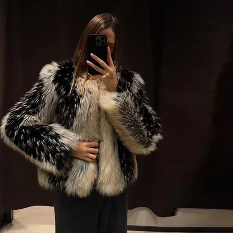 Manteau élégant en fausse fourrure contrastée pour femme, col rond, simple boutonnage, manches longues, collection printemps-hiver 2026.