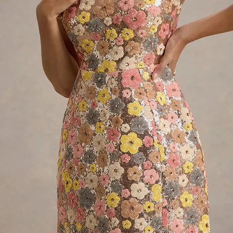 Robe courte élégante à manches courtes et col rond pour femme, ornée de sequins et de patchwork, collection printemps-été 2025. Robe de soirée décontractée et sexy pour femme cintrée.