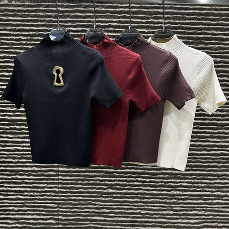 T-shirts TWOTWINSTYLE pour femmes, col roulé, manches courtes, style minimaliste, coupe amincissante, ornés d'une boucle métallique ajourée (collection femme 2025)