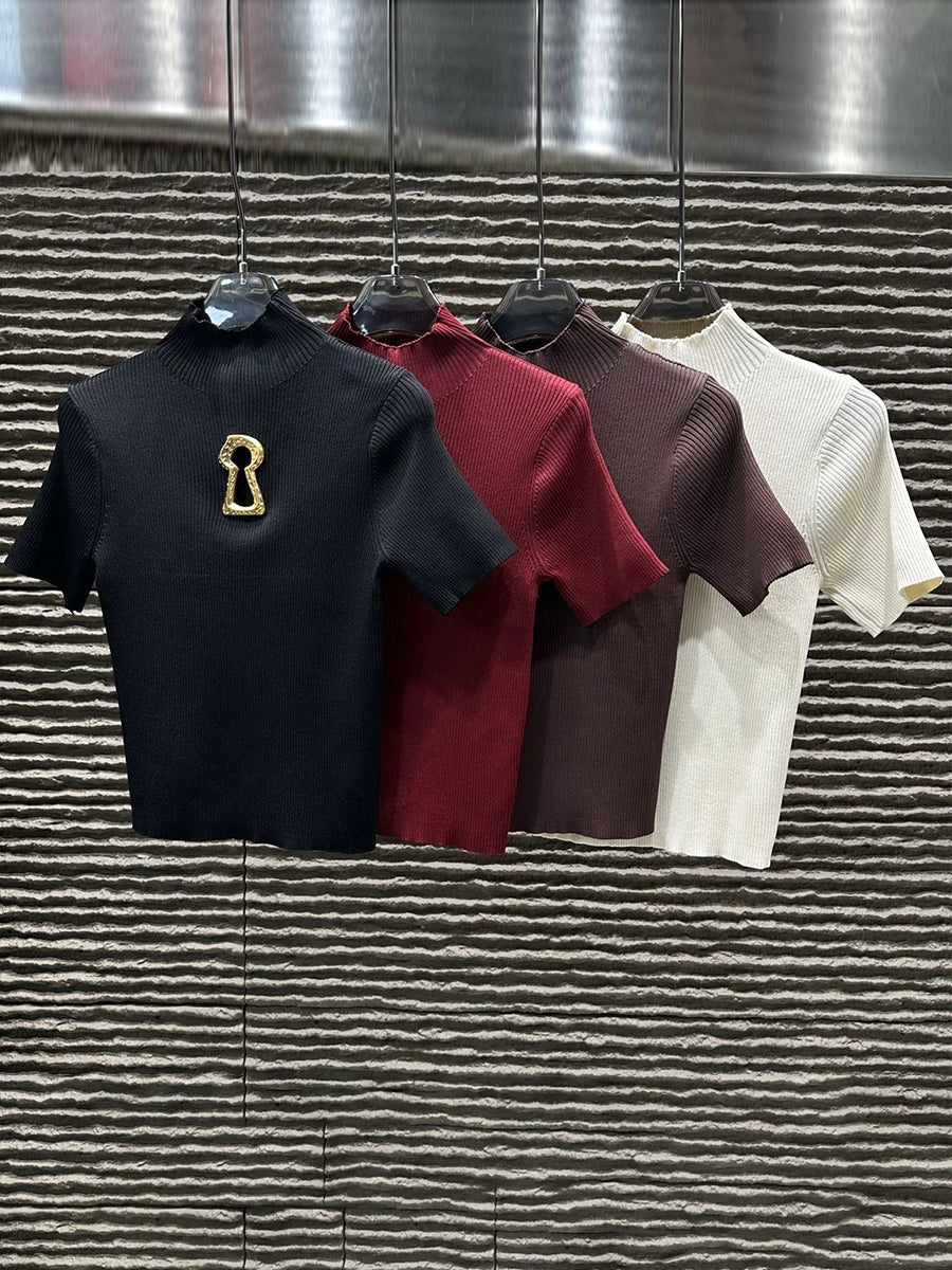 T-shirts TWOTWINSTYLE pour femmes, col roulé, manches courtes, style minimaliste, coupe amincissante, ornés d'une boucle métallique ajourée (collection femme 2025)