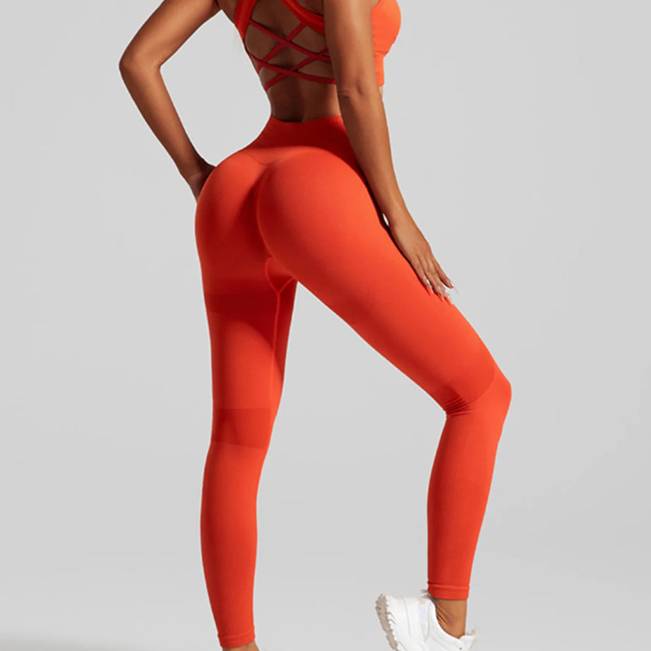 Ensemble de sport sans coutures pour femme : pantalon de yoga taille haute et brassière de sport avec coussinets amovibles pour un effet push-up fessier, idéal pour la course et l'entraînement.