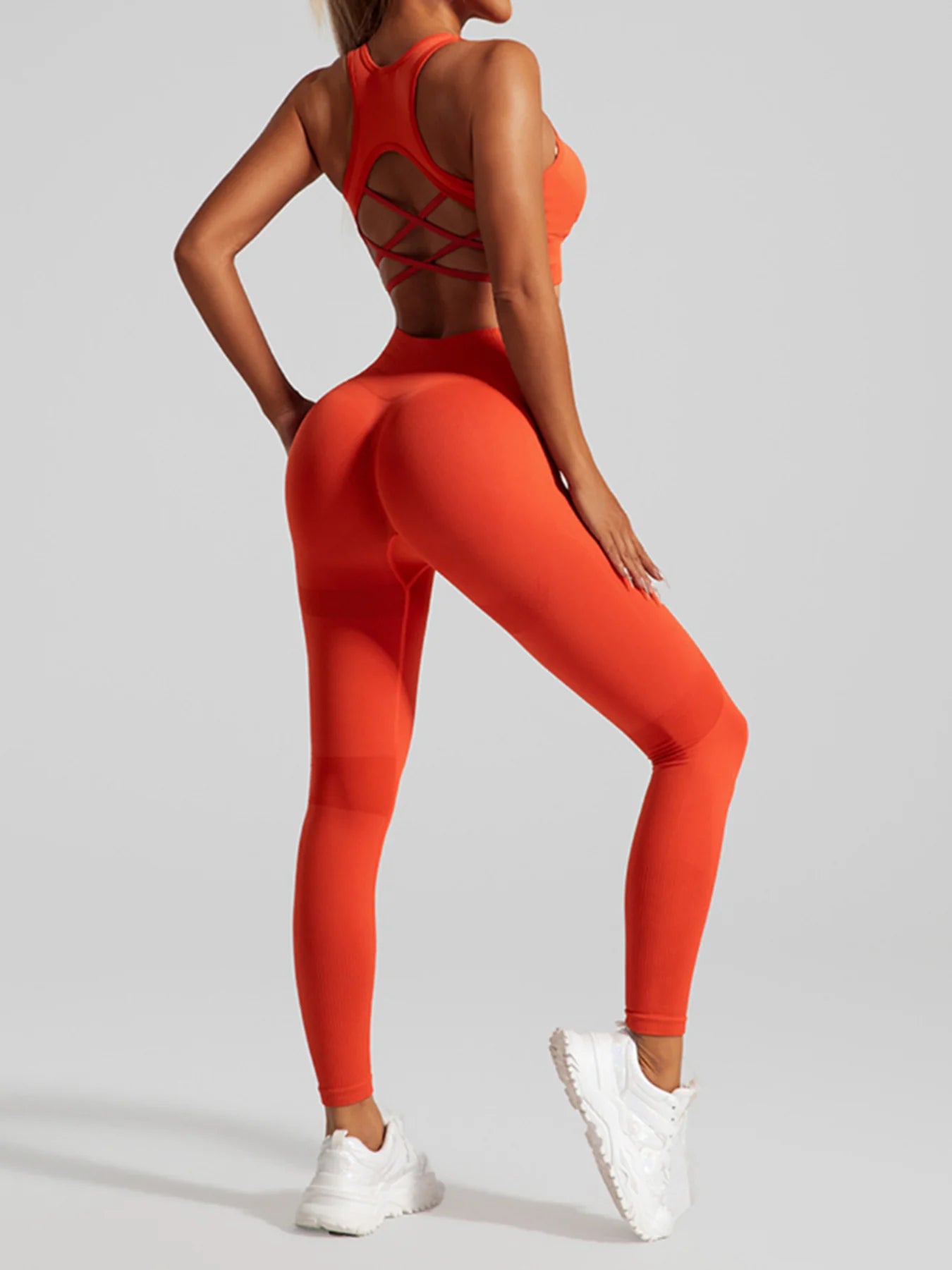 Ensemble de sport sans coutures pour femme : pantalon de yoga taille haute et brassière de sport avec coussinets amovibles pour un effet push-up fessier, idéal pour la course et l'entraînement.