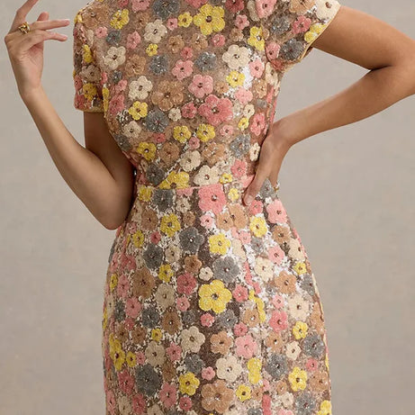 Robe courte élégante à manches courtes et col rond pour femme, ornée de sequins et de patchwork, collection printemps-été 2025. Robe de soirée décontractée et sexy pour femme cintrée.