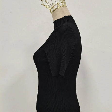 T-shirts TWOTWINSTYLE pour femmes, col roulé, manches courtes, style minimaliste, coupe amincissante, ornés d'une boucle métallique ajourée (collection femme 2025)