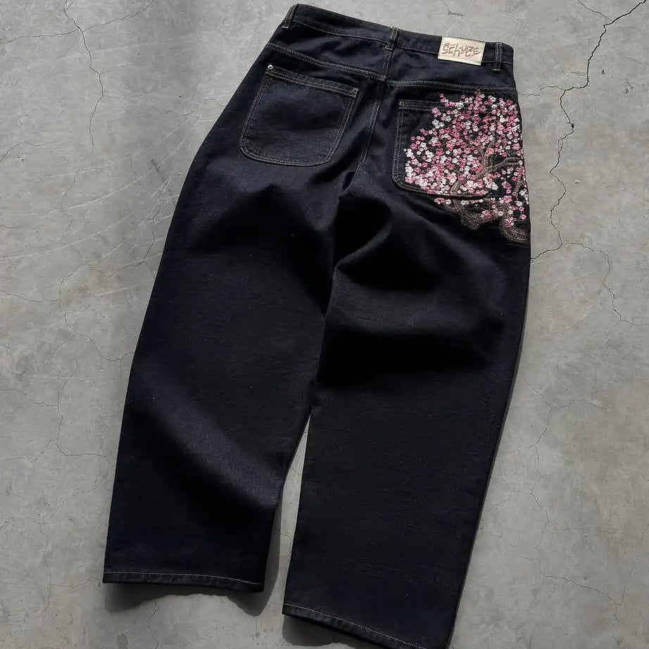 Jean homme brodé Sakura, coupe slim droite, délavage clair, coton stretch, style streetwear décontracté, plusieurs tailles disponibles.