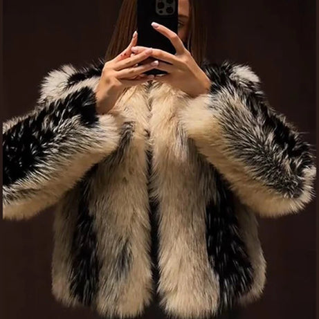 Manteau élégant en fausse fourrure contrastée pour femme, col rond, simple boutonnage, manches longues, collection printemps-hiver 2026.