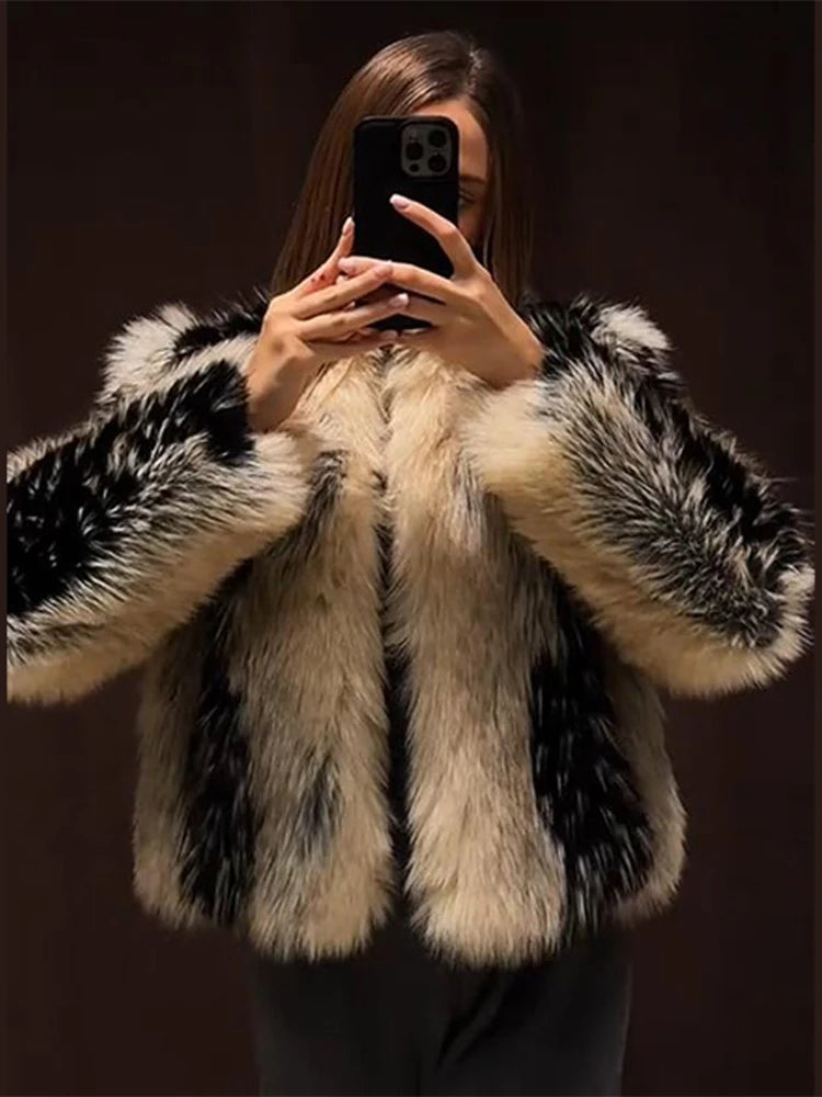 Manteau élégant en fausse fourrure contrastée pour femme, col rond, simple boutonnage, manches longues, collection printemps-hiver 2026.