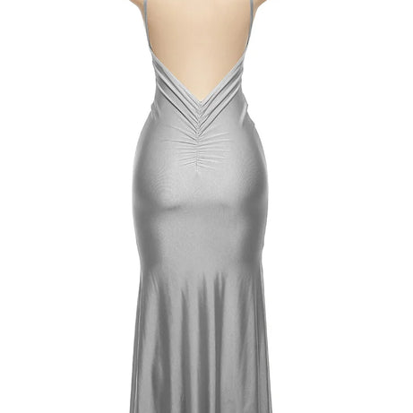 Robe longue Nibber rouge brillante à fines bretelles, dos nu, décolleté froncé, style hipster streetwear, femme.