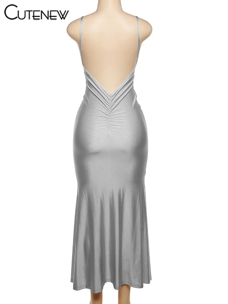 Robe longue Nibber rouge brillante à fines bretelles, dos nu, décolleté froncé, style hipster streetwear, femme.