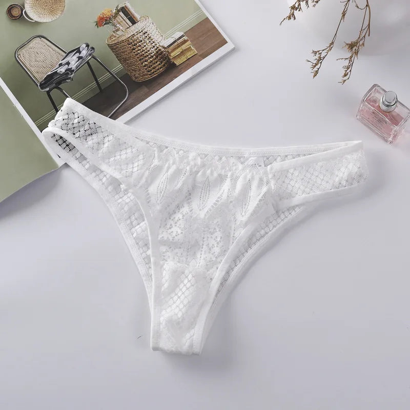 Culottes transparentes en dentelle sexy, taille basse, sans coutures, style culotte à crochets. Lingerie féminine.