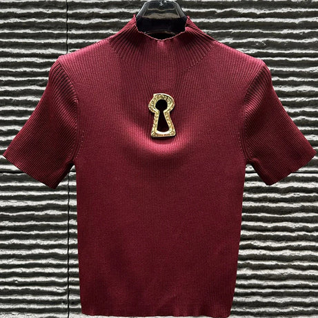 T-shirts TWOTWINSTYLE pour femmes, col roulé, manches courtes, style minimaliste, coupe amincissante, ornés d'une boucle métallique ajourée (collection femme 2025)