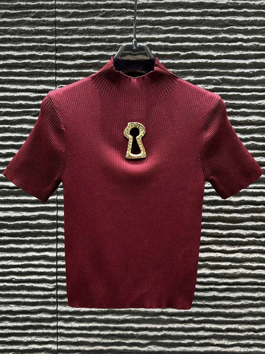 T-shirts TWOTWINSTYLE pour femmes, col roulé, manches courtes, style minimaliste, coupe amincissante, ornés d'une boucle métallique ajourée (collection femme 2025)