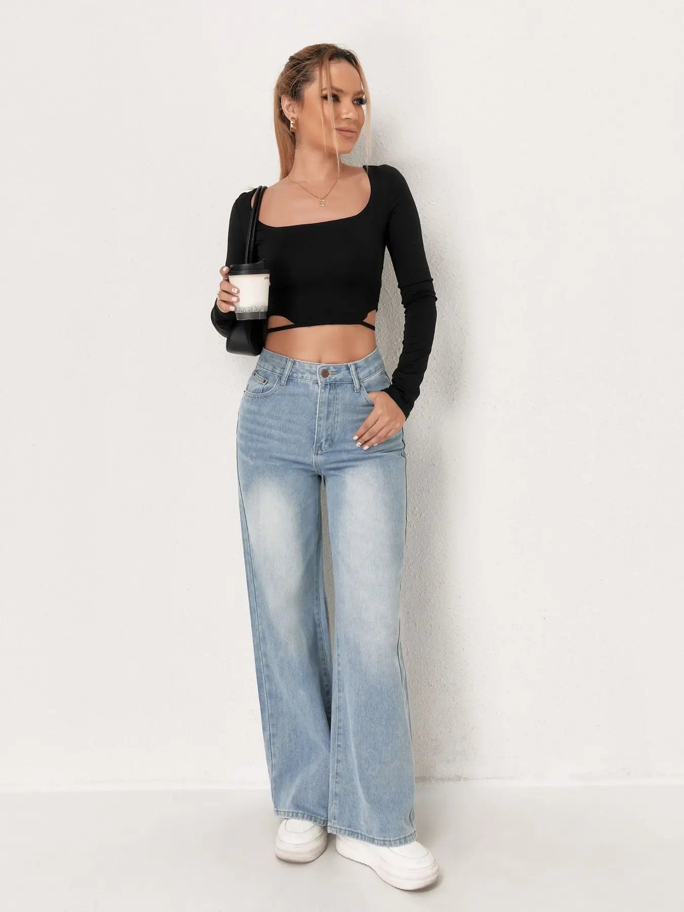 Jeans femme bleu délavé à jambes larges, style européen et tendance N Trend. Confortables et faciles à assortir.
