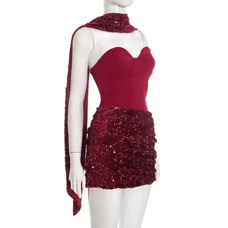Robe mini bustier chic à sequins patchwork, col foulard, épaules dénudées, taille cintrée, plissée, idéale pour les soirées.