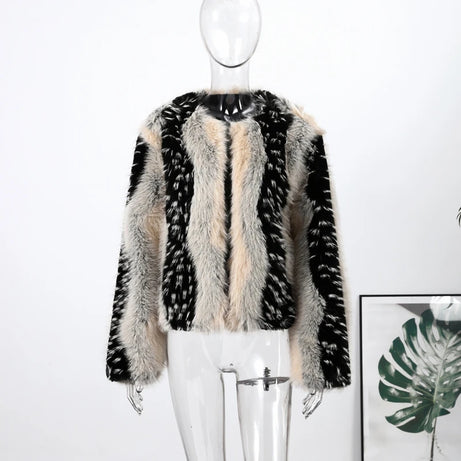 Manteau élégant en fausse fourrure contrastée pour femme, col rond, simple boutonnage, manches longues, collection printemps-hiver 2026.