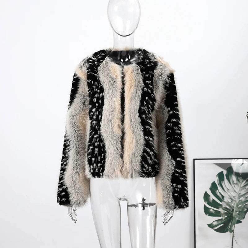 Manteau élégant en fausse fourrure contrastée pour femme, col rond, simple boutonnage, manches longues, collection printemps-hiver 2026.