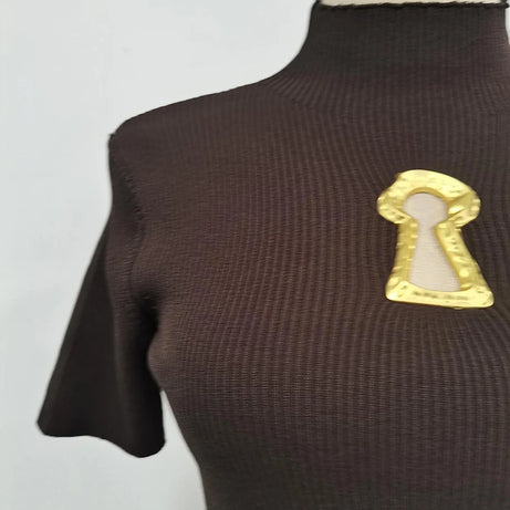 T-shirts TWOTWINSTYLE pour femmes, col roulé, manches courtes, style minimaliste, coupe amincissante, ornés d'une boucle métallique ajourée (collection femme 2025)