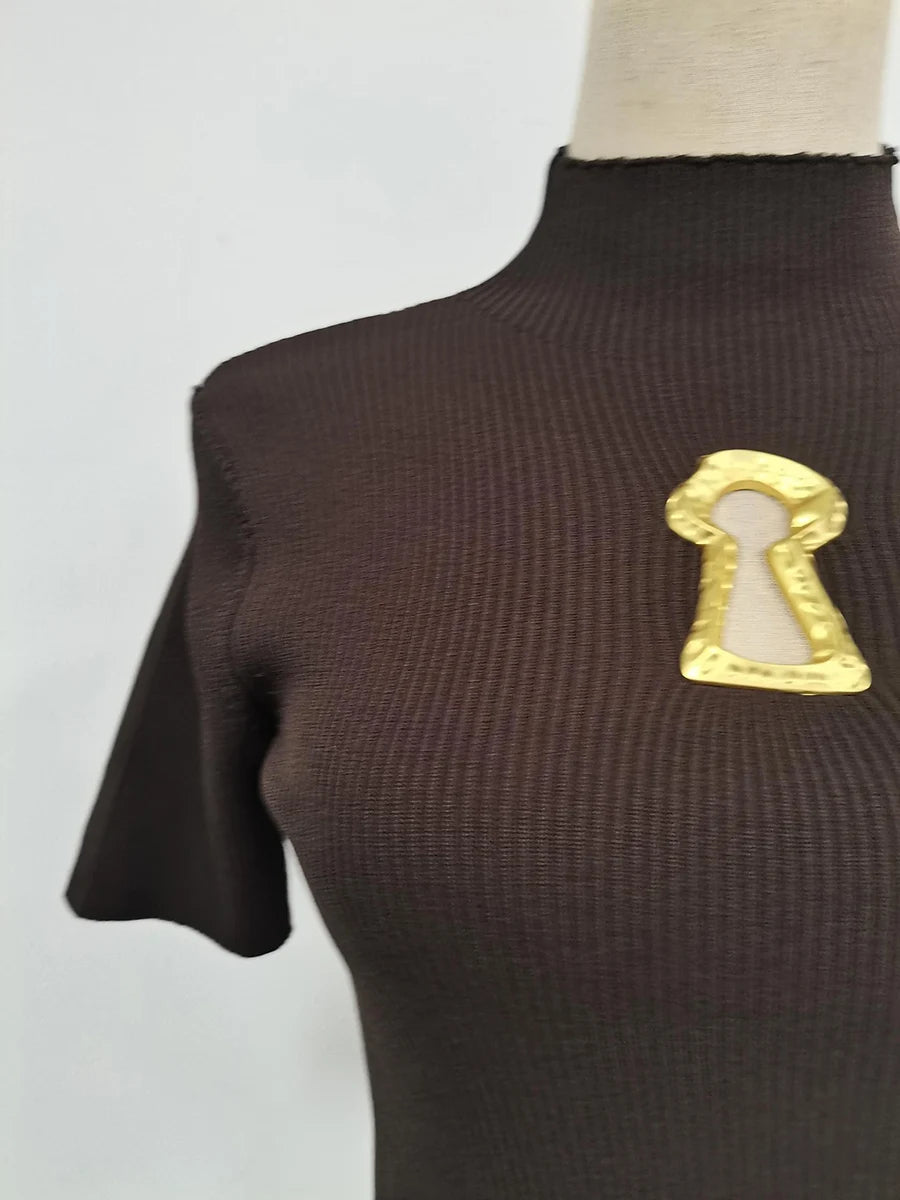 T-shirts TWOTWINSTYLE pour femmes, col roulé, manches courtes, style minimaliste, coupe amincissante, ornés d'une boucle métallique ajourée (collection femme 2025)