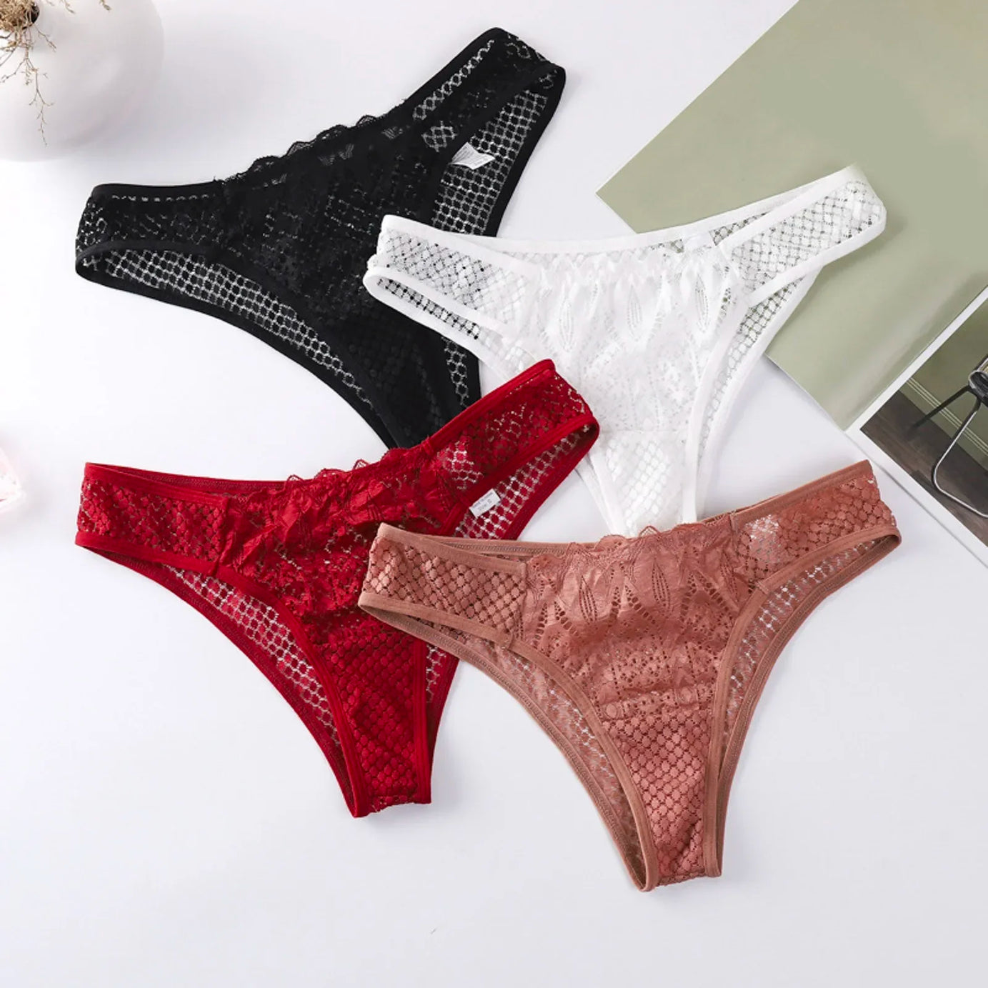 Culottes transparentes en dentelle sexy, taille basse, sans coutures, style culotte à crochets. Lingerie féminine.
