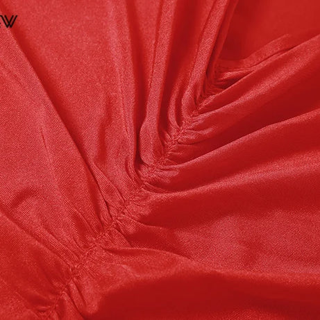 Robe longue Nibber rouge brillante à fines bretelles, dos nu, décolleté froncé, style hipster streetwear, femme.